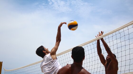 Drei Männer spielen Volleyball | © Paulo Henrique Macedo Dias/unsplash