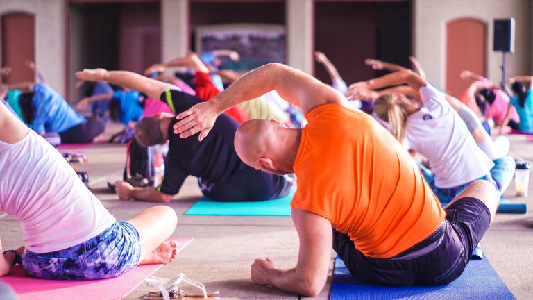 Mehrere Menschen machen Yoga | © Anupam Mahapatra/unsplash
