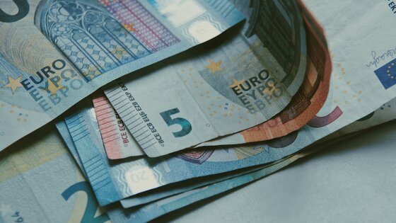 Euroscheine liegen übereinander. | © unsplash