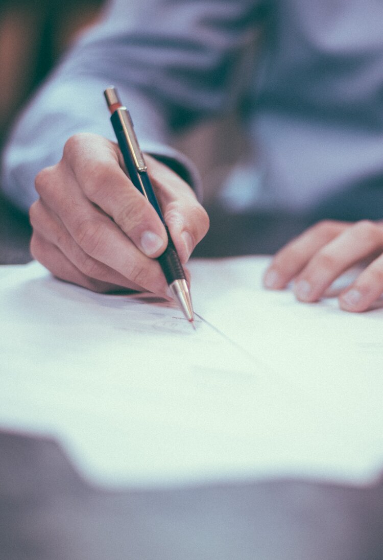 Man sieht Hände einer Person, welche Dokumente unterzeichnet. | © Scott Graham/ unsplash