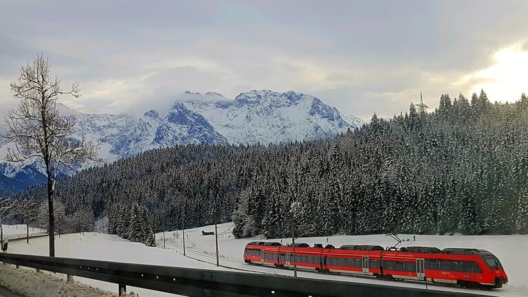 Zug in winterlicher Landschaft | © Tiplister/unsplash