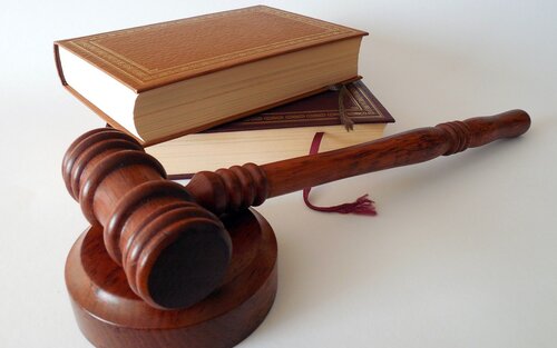 Gesetzeshammer und Gesetzesbücher | © pixabay