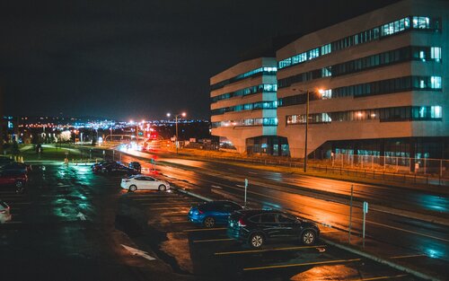 Aufnahme eines Parkplatzes am Abend | © Unsplash