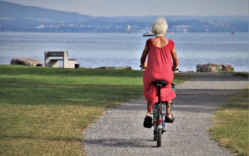 Ältere Dame auf dem Fahrrad von hinten aufgenommen | © pixabay
