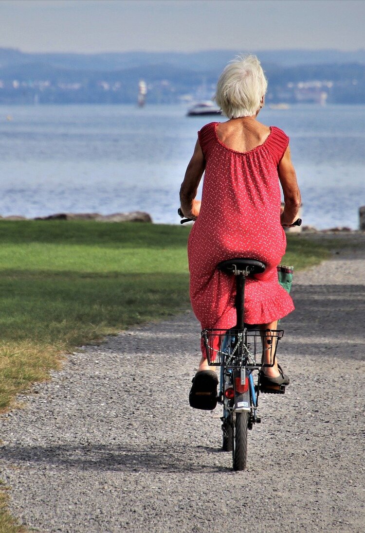 Ältere Dame auf dem Fahrrad von hinten aufgenommen | © pixabay