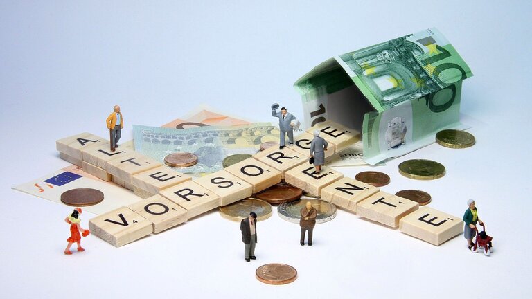 Haus aus Geldscheinen gefaltet - die Worte Vorsorge, Alter und Rente sind aus Spielsteinen gelegt | © pixabay