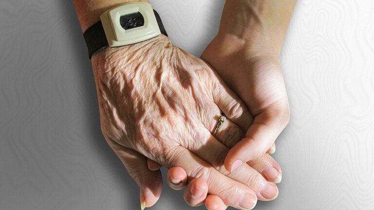 eine junge Hand hält eine Hand einer älteren Person | © pixabay