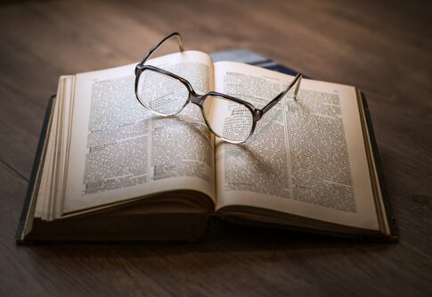 Brille auf Buch | © Pixabay