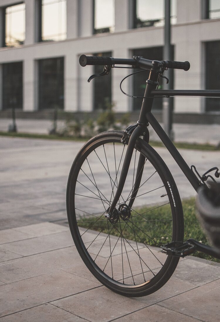 Schwarzes Fahrrad und Helm | © Igor Voronetski/ unsplash