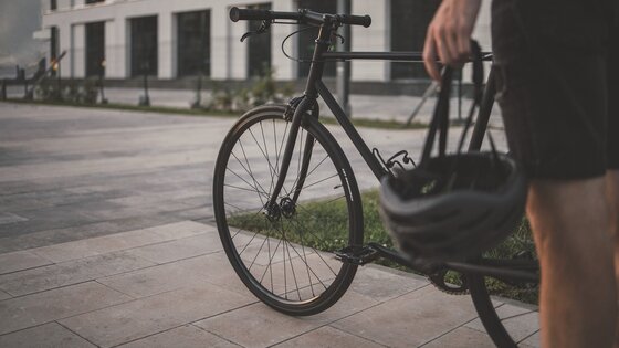 Schwarzes Fahrrad und Helm | © Igor Voronetski/ unsplash