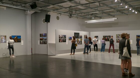 Besucher*innen bei einer Ausstellung in Wien | © Yeonhee/ unsplash