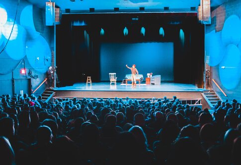 Theaterbühne mit Publikum | © Erik Mclean/unsplash