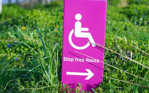 Schild mit der Aufschrift "Step free Route" und einem Rollstuhl-Symbol | © Unsplash