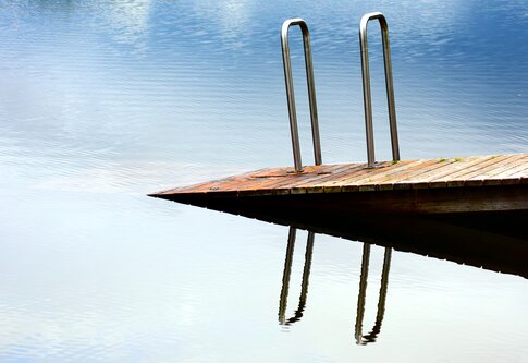 eine Holzampe, die in einen See führt | © pixabay