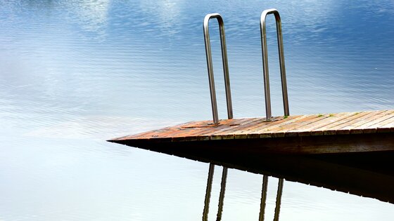eine Holzampe, die in einen See führt | © pixabay