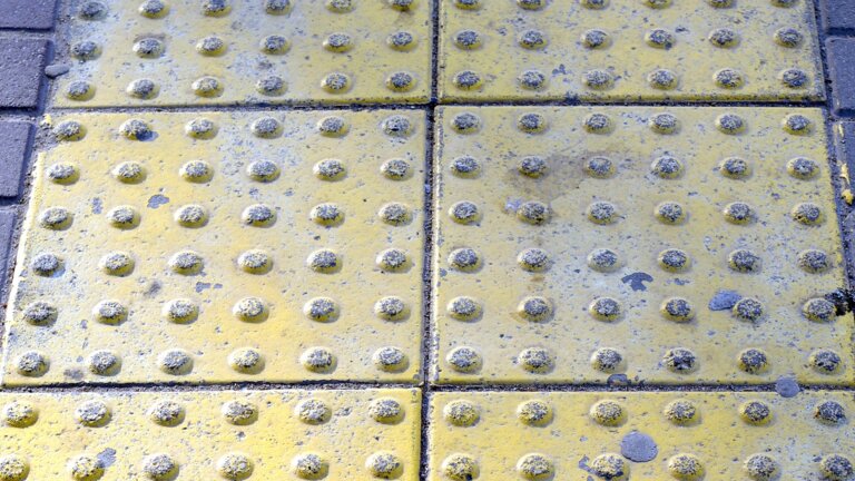 Bodenplatten als Haltesignal für Blinde | © pixabay