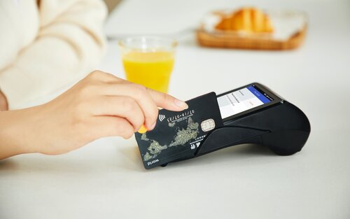 Eine Kreditkarte wird durch ein Kartenlesegerät durchgezogen | © Mark OFlynn/unsplash