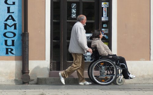 Eine Person schiebt eine Person im Rollstuhl | © pixabay