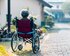 Eine ältere Frau sitzt im Rollstuhl im Garten | © unsplash