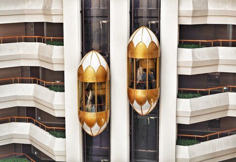 Ein kunstvoller Aufzug, der an der Außenwand eines modernen Gebäudes platziert ist.  | © Sung Jin Cho/unsplash