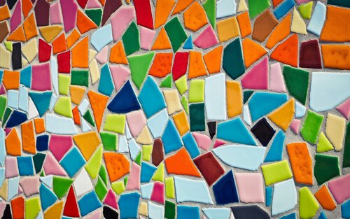 Mosaik aus vielen bunten Mosaiksteinen, die verschieden geformt sind | © pixabay