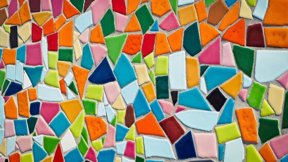 Mosaik aus vielen bunten Mosaiksteinen, die verschieden geformt sind | © pixabay
