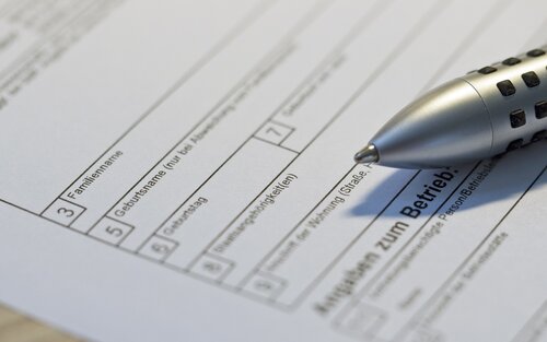 Das Foto zeigt ein Antragsformular und die Spitze eines silbernen Kugelschreibers | © pixabay
