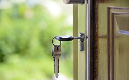 Schlüssel steckt in Schlüsselloch - Nahaufnahme | © pixabay
