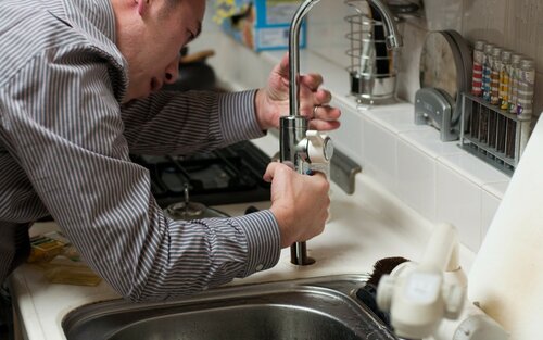 Handwerker repariert ein Waschbecken | © pixabay