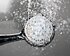 Eine Duschbrause, aus der Wasser spritzt | © pixabay