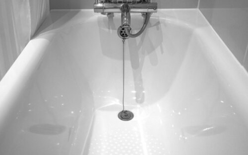Badewanne mit laufendem Wasserhahn | © pixabay