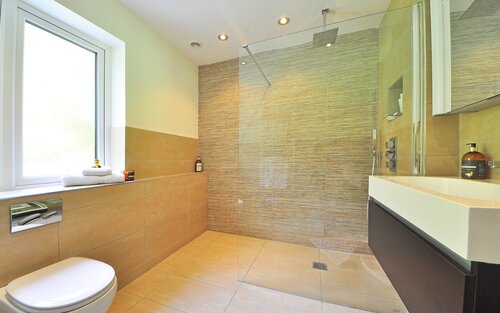 Badezimmer mit ebenerdiger Duschzelle und Glaswand | © pixabay