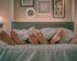 Drei Menschen liegen zugedeckt im Bett. Es sind jedoch nur ihre Füße sichtbar, die unter der Bettdecke hervorschauen. | © Ham Kris/unsplash
