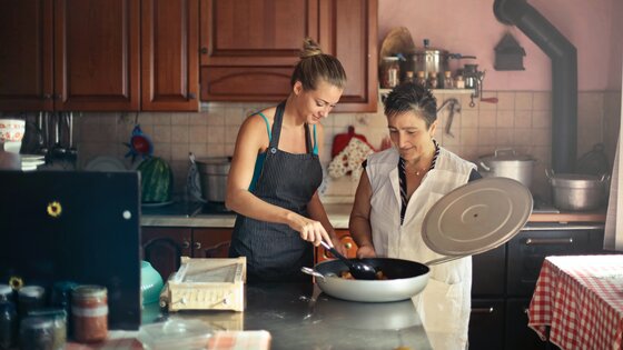 Zwei Frauen in der Küche beim Kochen | © pexels