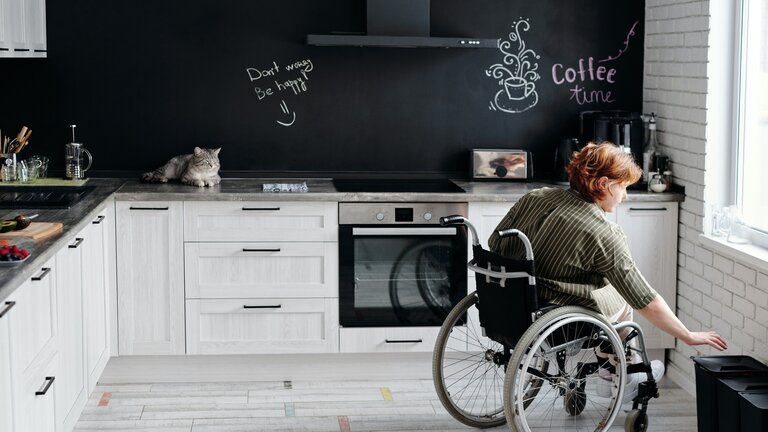 Person im Rollstuhl in einer Küche | © pexels