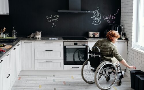 Person im Rollstuhl in einer Küche | © pexels
