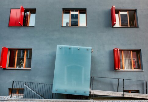 Hausfassade mit Fenstern, Haustür und Rampe | © pixabay