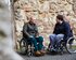 Zwei Männer im Rollstuhl sitzen nebeneinander im Freien und unterhalten sich | © Anna Spindelndreier Fotografie, Gesellschaftsbilder