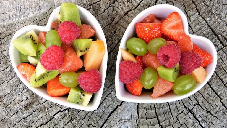 Kiwi, Erdbeeren, Himbeeren, Trauben, Äpfel in einer herzförmigen Schale | © Pixabay.com