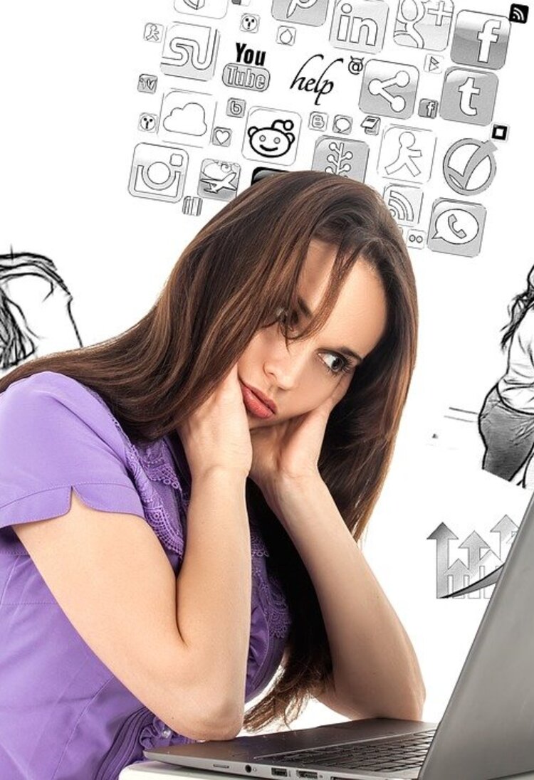 Junge brünette Frau ist überfordert mit ihren alltäglichen Aufgaben und leidet an einem Burnout | © Pixabay.com