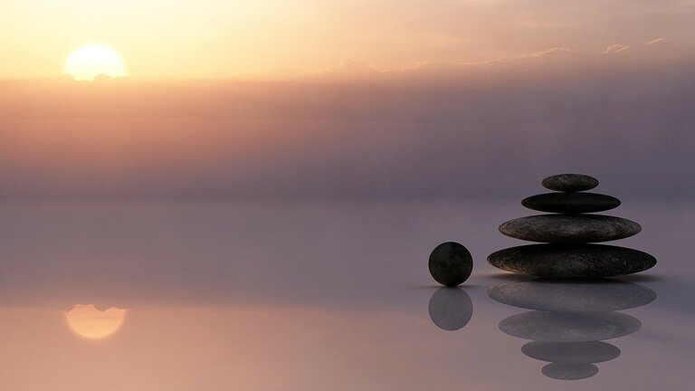 beruhigendes Ambiente mit Steinstapel in der Morgensonne | © Pixabay.com