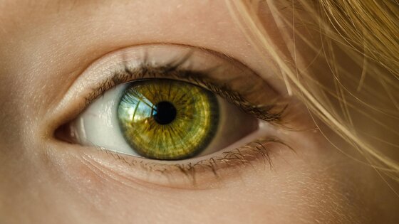 grünes Auge einer blonden Frau fokussiert | © pixabay.com