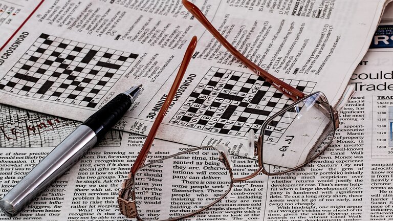 Rätsel und Zeitungsartikel mit Brille und Kugelschreiber | © pixabay.com