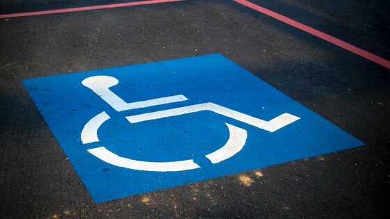 Zeichen eines Behindertenparkplatzes auf dem Boden | © unsplash