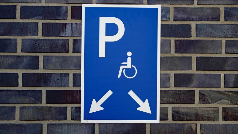 Straßenschild für einen Behindertenparkplatz | © Stephanie Albert/pixabay