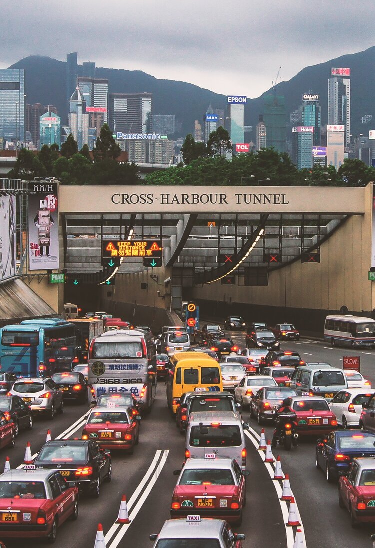 Straße, die in einen Autotunnel führt | © Shen Xin/pixabay