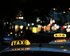 Zwei leuchtende Taxizeichen bei Nacht | © Lexi Anderson/unsplash