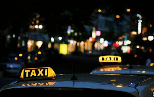 Zwei leuchtende Taxizeichen bei Nacht | © Lexi Anderson/unsplash