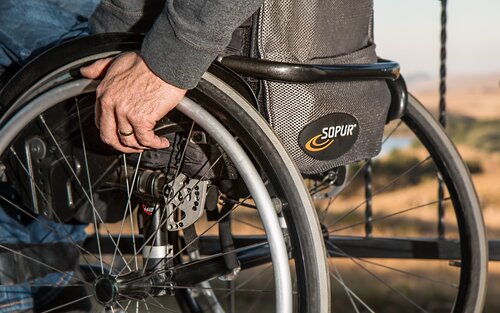 Eine Person sitzt im Rollstuhl | © Steve Buissinne/pixabay