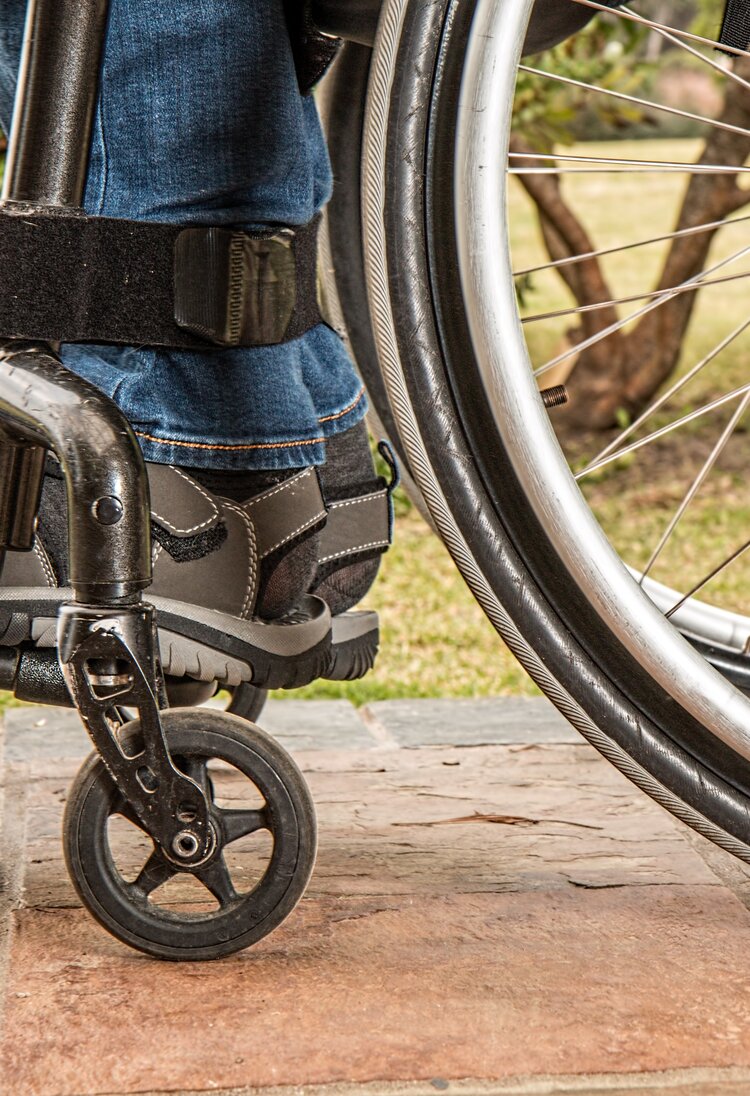 Eine Person sitzt im Rollstuhl | © pixabay